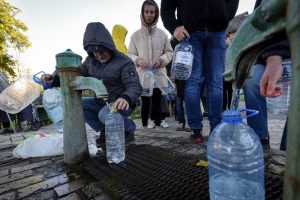 Dramatična najava Klička iselit ćemo Kijev građani Kijeva sipaju vodu iz javne česme čovjek u jakni sa kapuljačom na glavi čiči i sipa vodu u prozirnu plastičnu flašu okolo stoje ljudi i djeca čekaju u redu sa flašama vedar hladan dan
