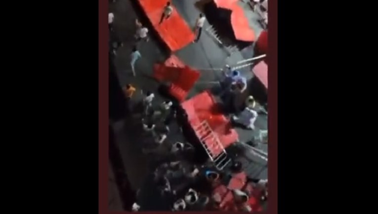 bijesni ljudi ruše crvene barijere na ulici u kini