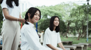 jednojajčane blizanke nesretnim slučajem razdvojene su u djetinjstvu dvije djevojke iz Južne Koreje odjevene u bijelo sjede u prirodi crna kosa