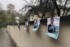 Građani Srebrenika okupili se ispred kuće Suljkanovića i traže da vrati mandat