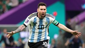 Messi potpisuje za novi klub u dresu Argentine trči raduje se raširene ruke tetovaže iza tribine crni šorc broj 10 kapitenska traka