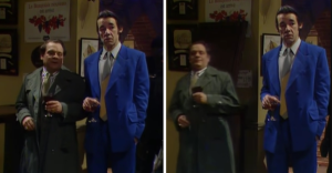 najsmješnija scena u britanskim serijama scena iz serije Mućke dvije slike na obje Del Boy sivi mantil bijela košulja žuta kravata i njegov drug plavo odijelo bijela košulja zlatna kravata na drugoj Del Boy pada na desnu stranu kafić šank gužva slike na zidu zadimljeno