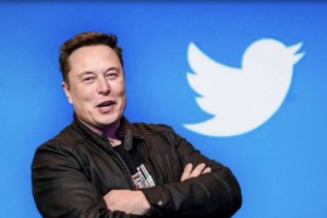 ugasio naloge elon Musk u pozadini logo twittera