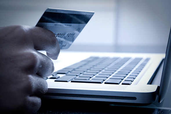 internet platformi žena drži karticu u ruci ispred laptopa online kupovina