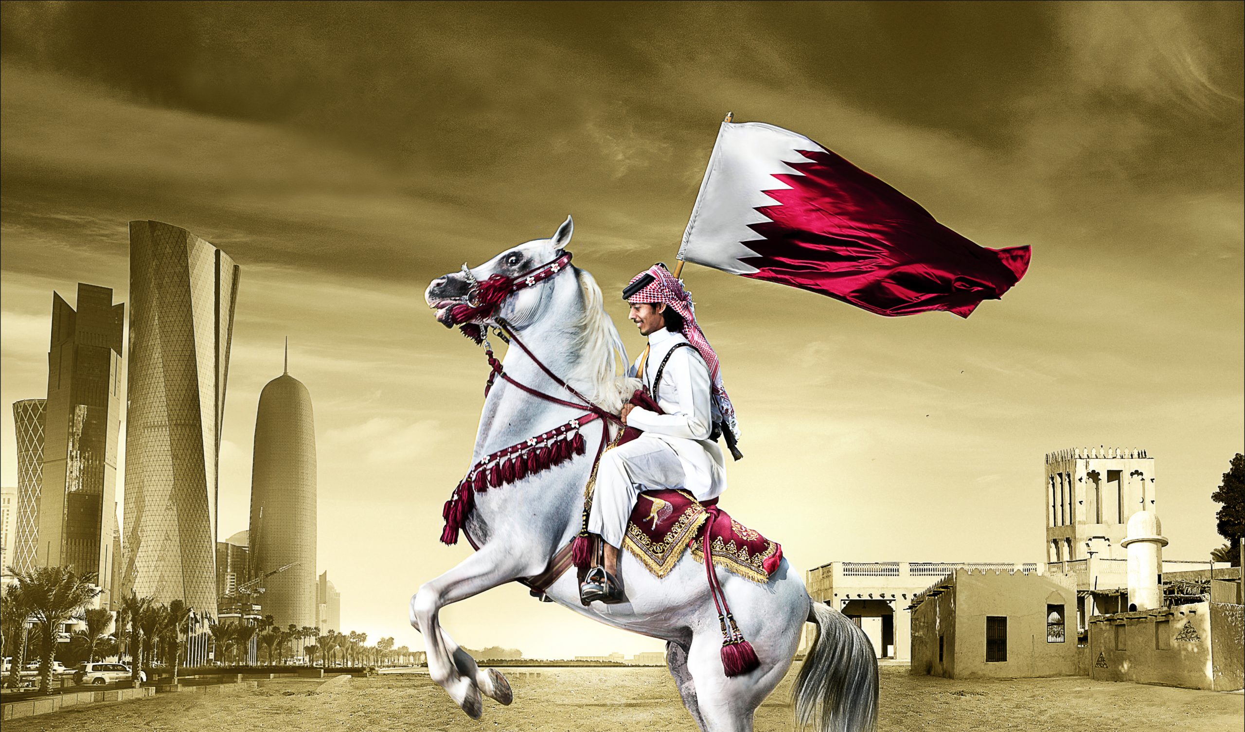 boje na katarskoj zastavi čovjek jaše na bijelom konju koji se digao na dvije noge i maše zastavom katara crveno bijela iza u jednoj smeđoj boji poput pijeska lijevo novi nboderi, desno stare zgrade