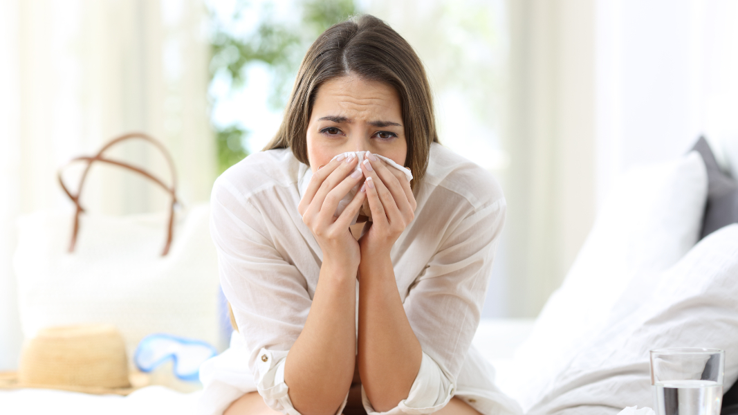 Razlika između korone i prehlade žena briše nos prehlađena