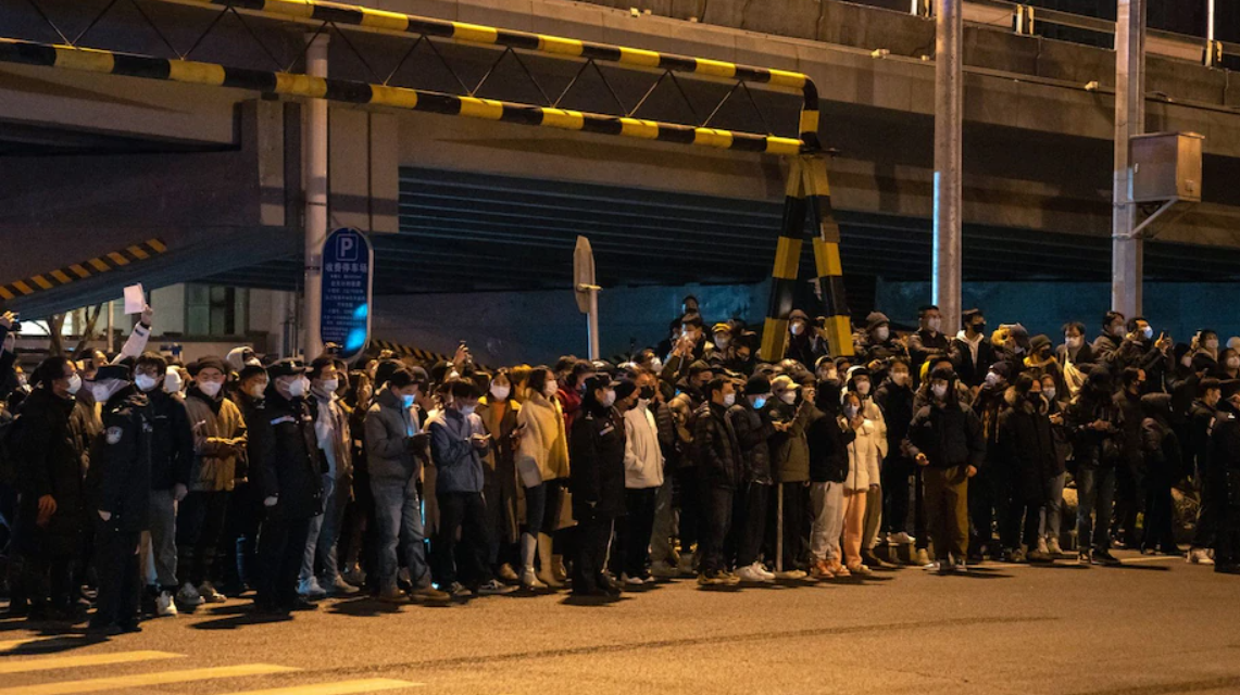 Kineski botovi pretpali Twitter da se ne zna da traju protesti protiv covid mjera u zemlki stotinjak ljudi stoji na ulici ispod mosta u mraku i protestuje na ulici žuto crne trake oko stubova