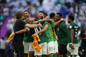 Saudijski kralj proglasio praznik jer je reprezentacija savladala Argentinu slave igrači Saudijske Arabije grle se u zelenim dresovima na terenu publika iza