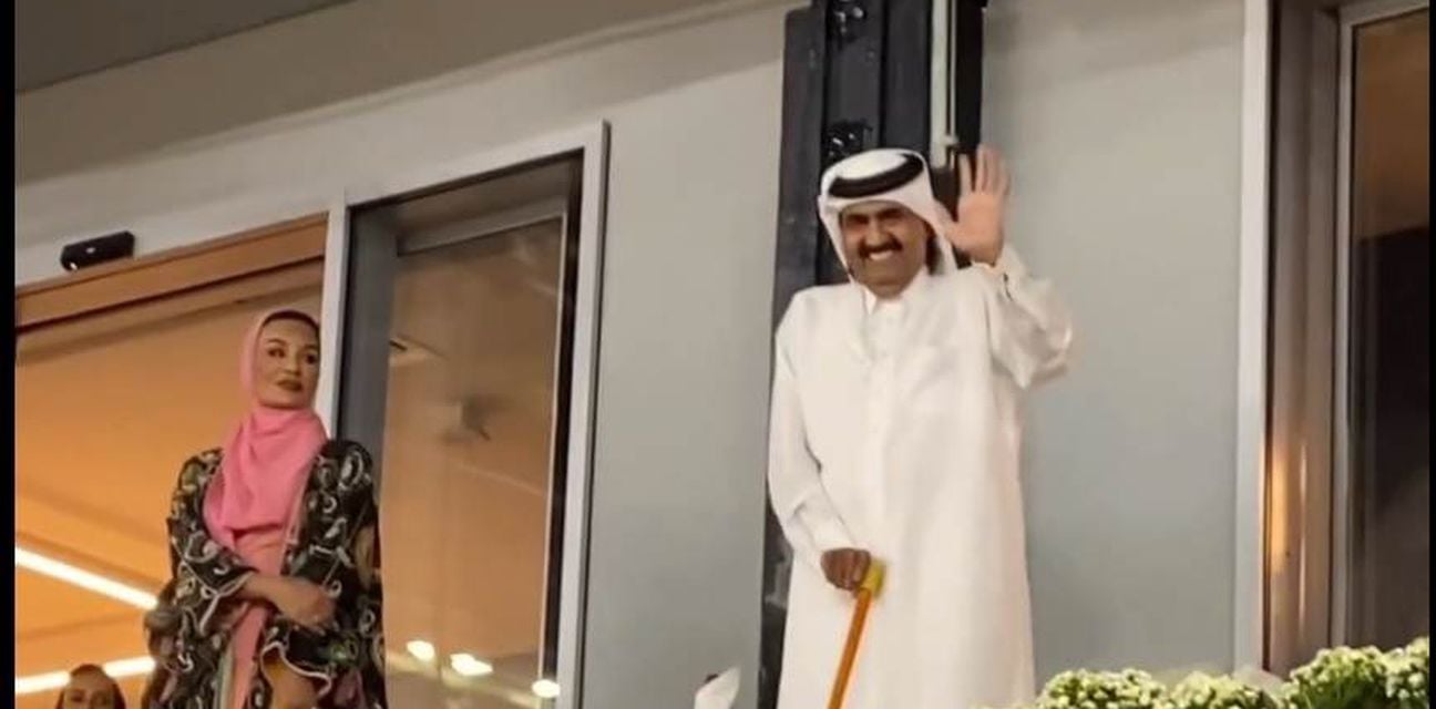 Hamad bin Khalifa Al-Thani katarski šeik maše žena sjedi