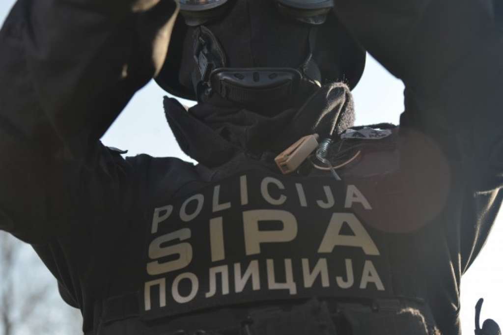 pretresi pripadnik sipe u uniformi pokriveno lice