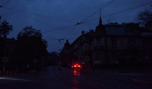 Ukrajina je u mraku fotografija prikazuje ulicu ukrajinskog grada u kojem nema struje na ulici samo jedan automobil čija su zadnja svjetla upaljena noć sablasna scena