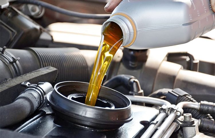 natočili previše ulja u motor auta sipa ulje u motor automobila