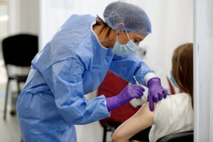 suočava s ogromnom globalnom prijetnjom sestra u plavom mantilu daje vakcinu