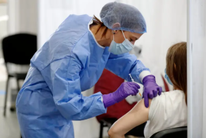 suočava s ogromnom globalnom prijetnjom sestra u plavom mantilu daje vakcinu