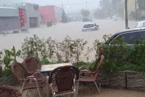 Apokaliptični prizori iz hrvatskih gradova poplavljena ulica automobil novi vinodolski