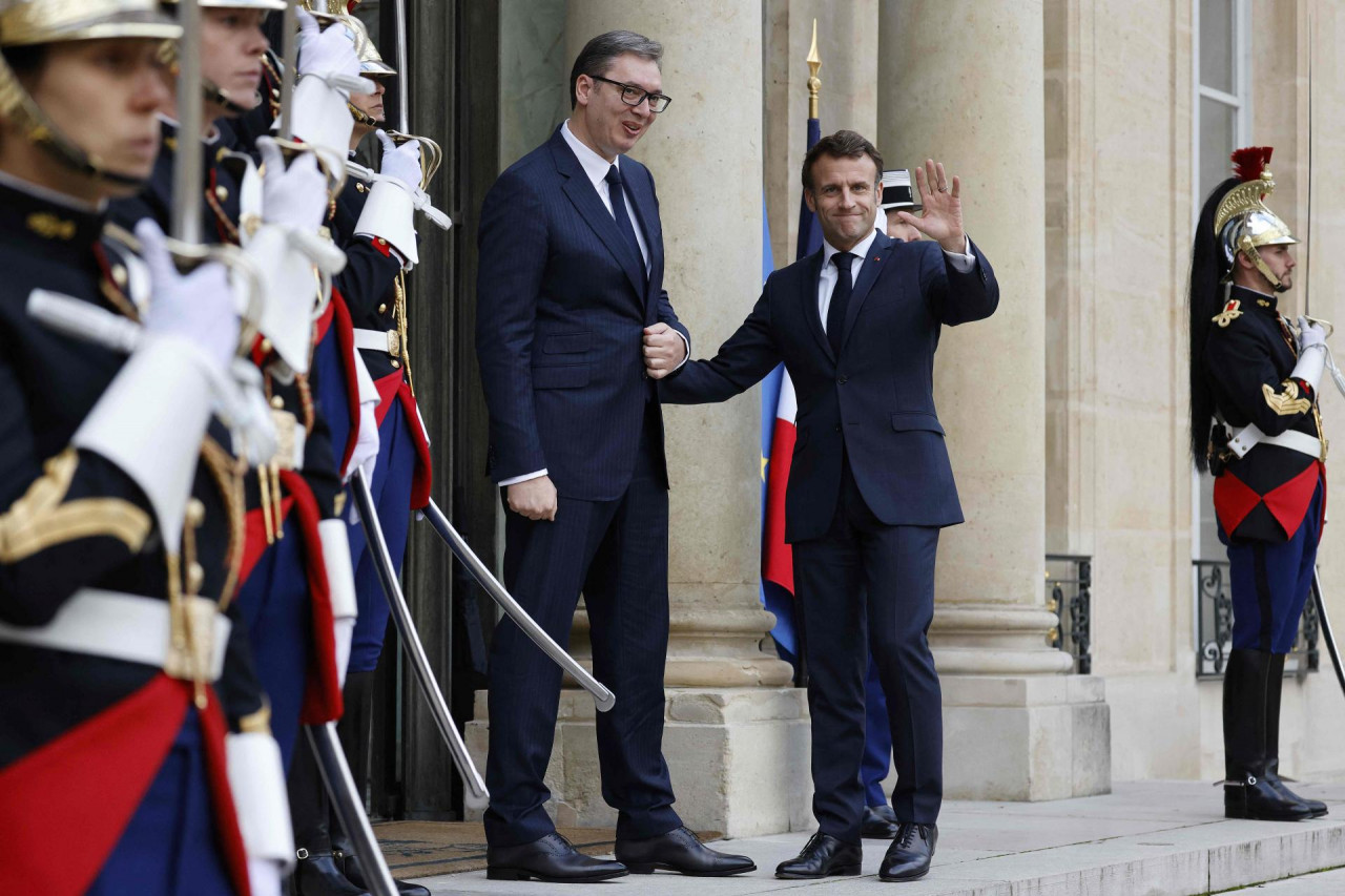 Predsjednik Srbije Vučić s Macronom održao sastanak u Parizu