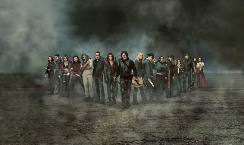 jedna od najpopularnijih serija današnjice Walking Dead završena je glumci iz serije stoje u mraku okolo njih magla na njima poderana odjeća nose oružje ima ih tridesetak