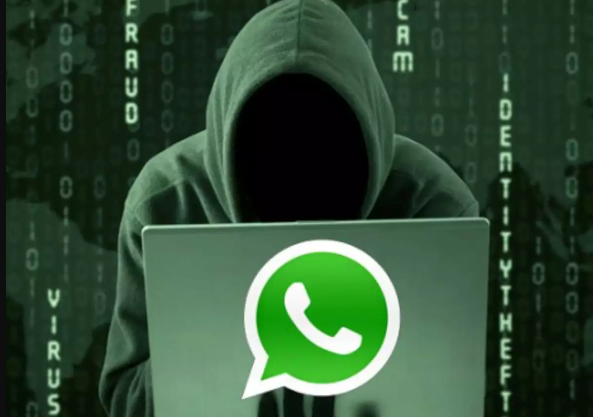 500 miliona brojeva s WhatsAppa ukradeno haker sa kapuljačom iza njega ilustracija kodova sivkastozelene boje ispred laptop na njemu znak WhatsAppa