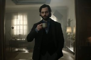 scena iz najjezivije serijeikad glumac stoji u sobi drži šoljicu i primiče je ustima tamno podijelo sa prslukom plava košulja malo duža kosa iza lampe svjetlost ulazi kroz prozor