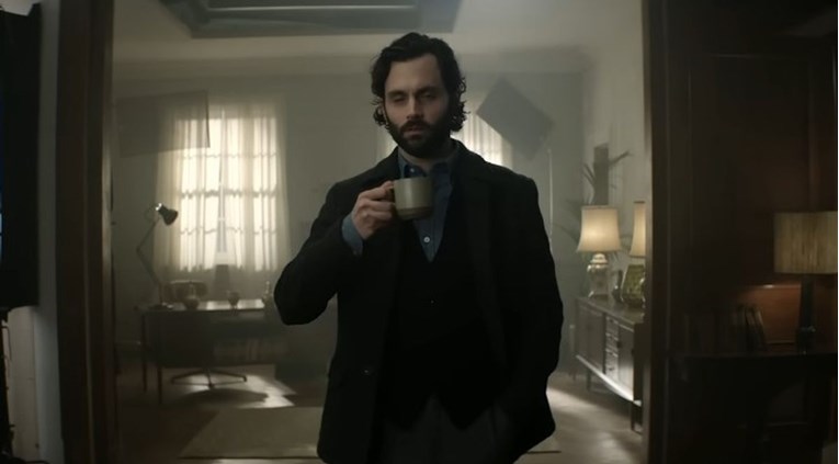 scena iz najjezivije serijeikad glumac stoji u sobi drži šoljicu i primiče je ustima tamno podijelo sa prslukom plava košulja malo duža kosa iza lampe svjetlost ulazi kroz prozor