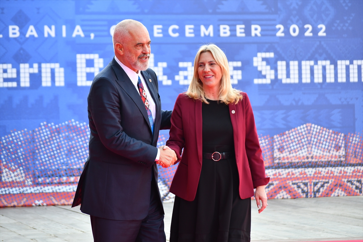 cijena rominga Edi Rama i Željka Cvijanović rukuju se u Tirani dan iza njih plakat Balkanski summit on u plavom odijelu i bijeloj košulji šarena kravata ona u crnoj haljini bordo sako duga plava kosa smiju se dan