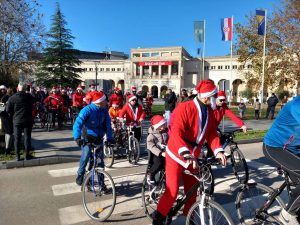 Povodom predstojećih praznika Biciklistički klub "Mostar" organizovao je tradicionalnu biciklijadu Djeda Mrazova na ulicama Mostara.