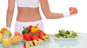 GM dijeta žena diže tegove ispred nje zdrava hrana voće i povrće
