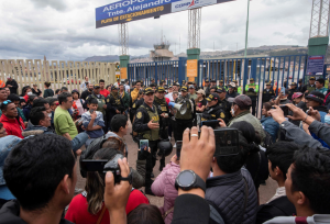 Machu Picchuu turisti zaglavljeni zbog ptotesta stoje ispred kapije pričaju s policajcima