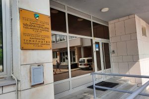 oslobađajuća presuda u predmetu Duraković i drugi ulaz u zgradu Tužilaštva TK staklena vrata bijela fasada na ulazu žuta tabla na kojoj piše Tužilaštvo TK grb kantona dan