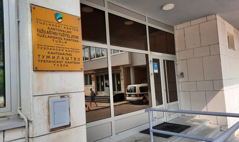 oslobađajuća presuda u predmetu Duraković i drugi ulaz u zgradu Tužilaštva TK staklena vrata bijela fasada na ulazu žuta tabla na kojoj piše Tužilaštvo TK grb kantona dan
