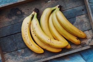Nisu sve banane iste banane na drvenoj podlozi