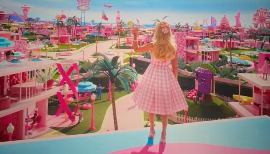 prvi trailer scena filma barbie djevojka u roze haljini okrenuta leđima