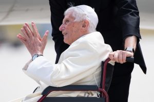Vatikan na mukama zbog lošeg zdravstvenog stanja bivšeg pape Benedikta: Nitko ne zna kako bi trebao izgledati njegov pogreb i protokol nakon njegove smrti benedikt xvi u kolicima