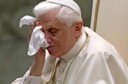 razlog odlaska papa benedikt briše licem maramicu