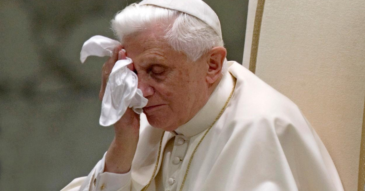 razlog odlaska papa benedikt briše licem maramicu