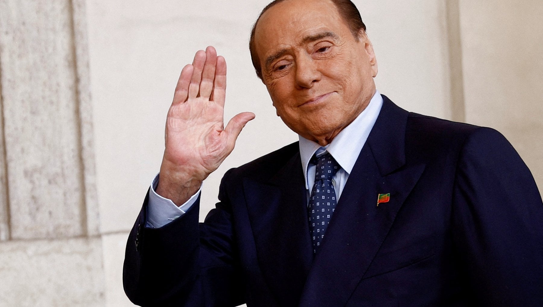Berlusconi objavio da neće biti u novoj vladi maše desnom rukom teget odijelo bijela košulja plava kravata iza fasada svijetla dan