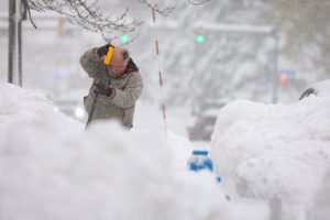Ljudi se nasmrt smrznuli u automobilima, neki u snježnim nanosima, rekao je Poloncarz, dodajući da bi broj mrtvih mogao još rasti čovjek na ulici čisti snijeg lopata zatrpana auta