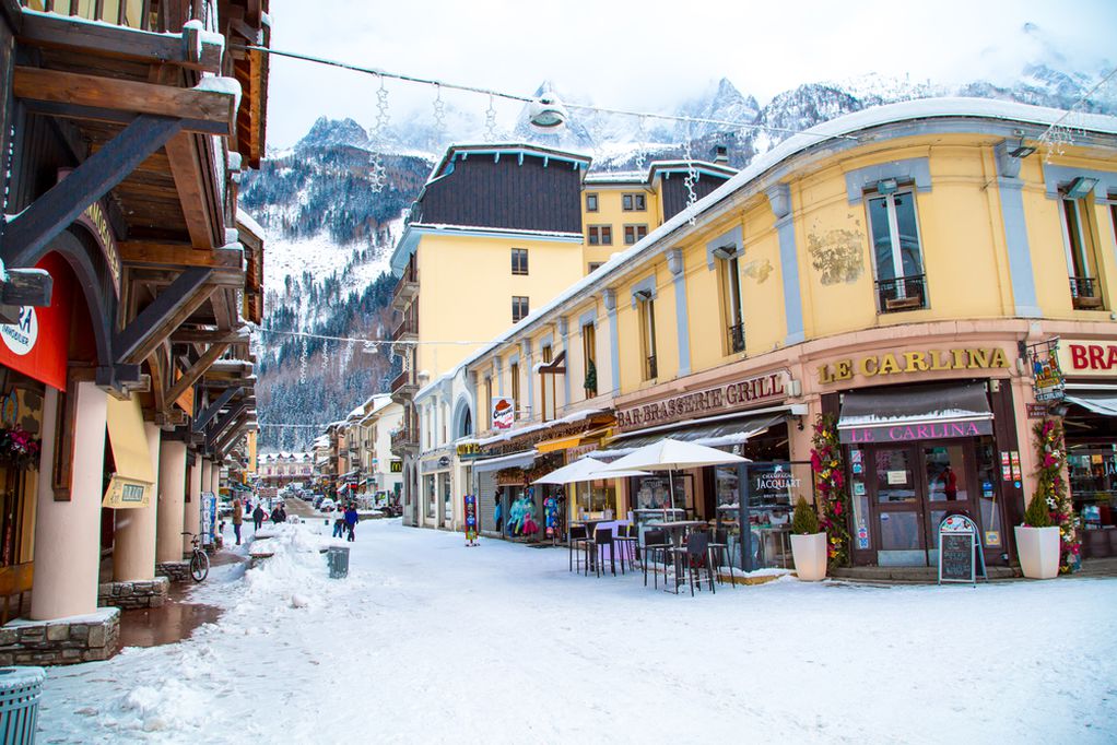 dragulj Alpa ulice chamonixa i zgrade pod snijegom zima