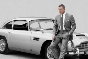 novog Jamesa Bonda daniel craig naslonjen na bond auto