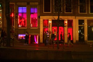 amsterdamski izlozi prolazniici u kvartu crveni fenjeri prostitutke u izlozima