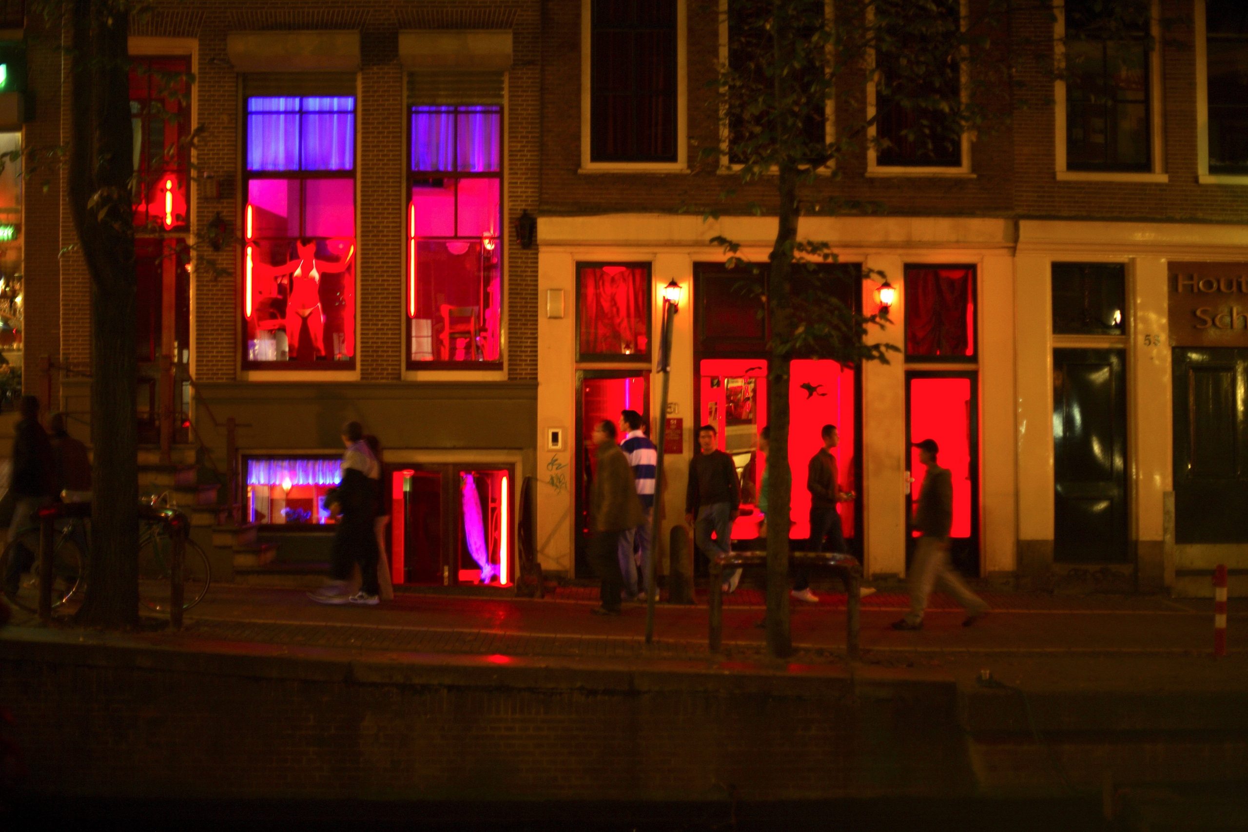 amsterdamski izlozi prolazniici u kvartu crveni fenjeri prostitutke u izlozima