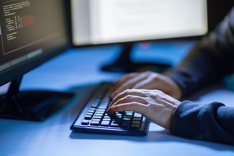 kibernetičku sigurnost tipka s obje ruke na tastaturi plavo