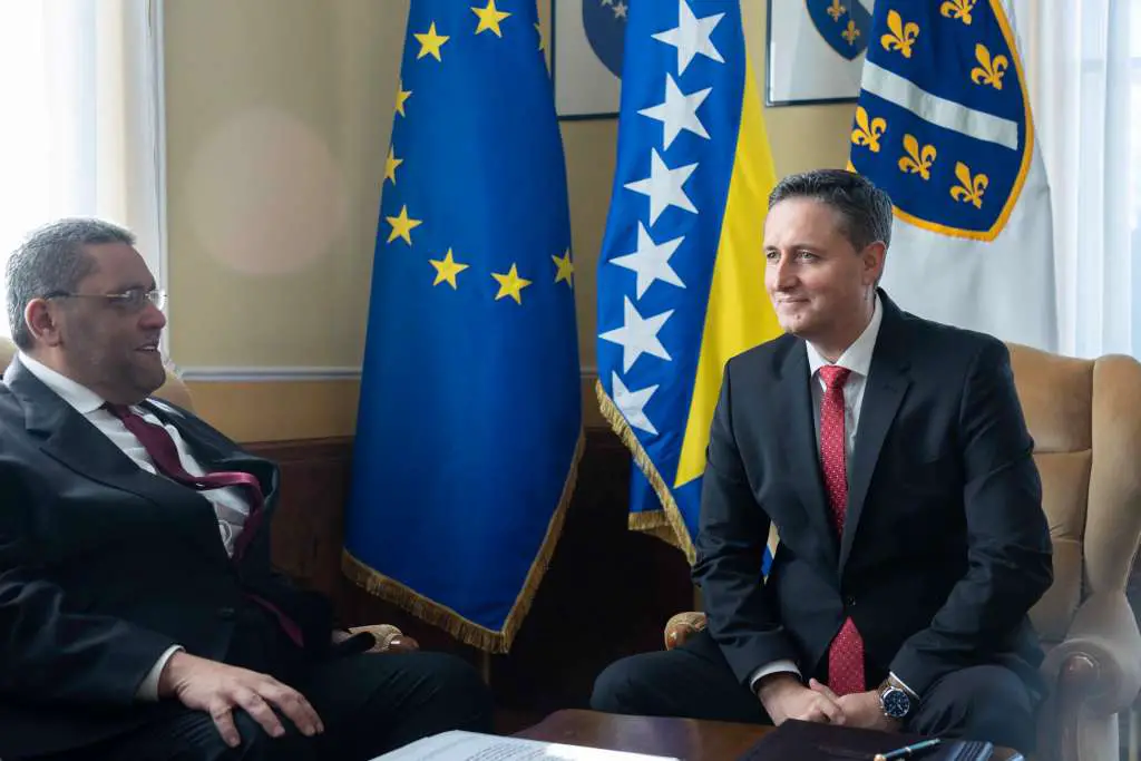 Član Predsjedništva BiH Denis Bećirović razgovarao je danas s ambasadorom Države Katar u Bosni i Hercegovini Sultanom bin Alijem Al-Khaterom.