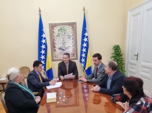 Denis Bećirović održao sastanak s Majkama Srebrenice i Muratom Tahirovićem