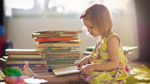 Disleksija kod djece djevijčica čita knjige
