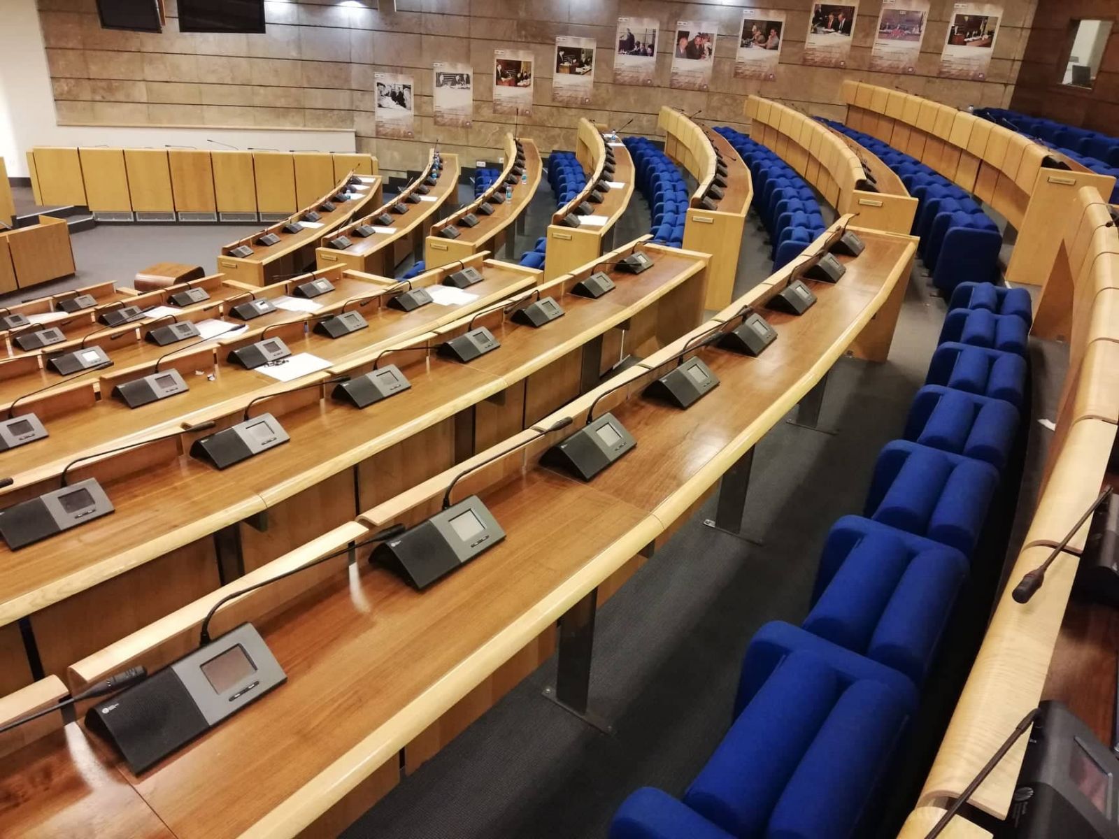 Konstituirajuća sjednica Doma naroda sala parlamenta prazna
