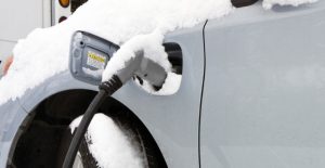 niske temperature električni automobil na punjenju zima snijeg