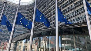 dokumenta zgrade sjedišta Evropske unije u Briselu zgrada sa puno prozora i željezna fasada ispred pet koplja sa zastavama EU odstj na staklenom portalu dan vedro
