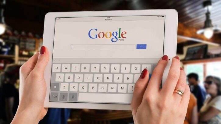 olakšati posao žena drži tablet u obje ruke piše google