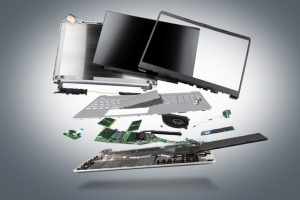 kompjutera i hardvera dijelovi računara na bijeloj podlozi